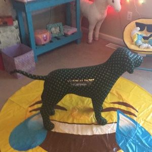 This is a Victoria Secret Pink Dog 🐕 display.